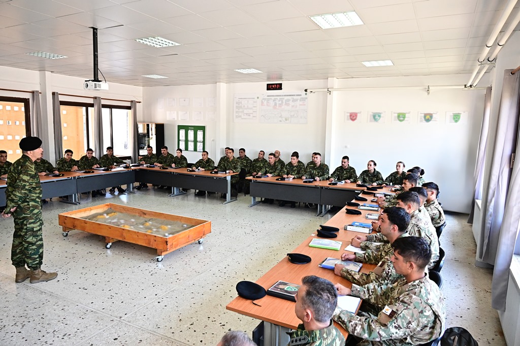 HAspokesman's tweet photo. Επίσκεψη Αρχηγού ΓΕΣ στην Σχολή Τεθωρακισμένων

Aνακοίνωση Τύπου ➡️https://t.co/ZTbZbuY0wa

#ΕλληνικόςΣτρατός #HellenicArmy https://t.co/0iLN6StUfY