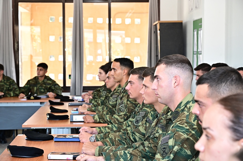 HAspokesman's tweet photo. Επίσκεψη Αρχηγού ΓΕΣ στην Σχολή Τεθωρακισμένων

Aνακοίνωση Τύπου ➡️https://t.co/ZTbZbuY0wa

#ΕλληνικόςΣτρατός #HellenicArmy https://t.co/0iLN6StUfY