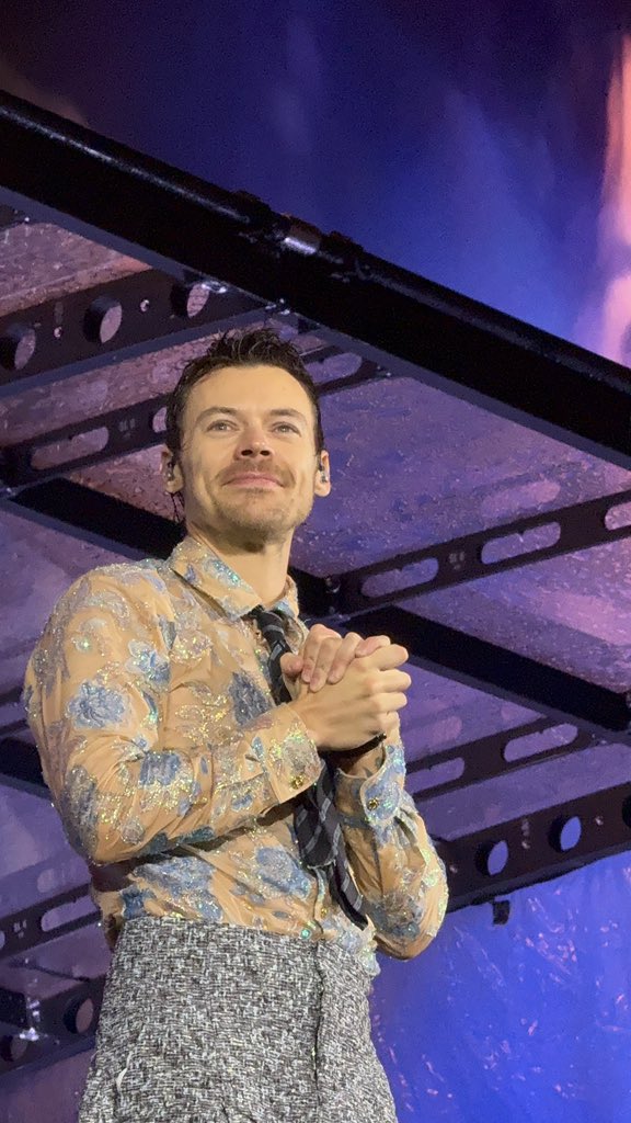 hsdtogethertour's tweet photo. Harry looking out at the crowd on stage at Estadio GNP Seguros in Mexico City, Mexico - 10 August (via @babyhoneymonika) https://t.co/Ng6hNPaDoN