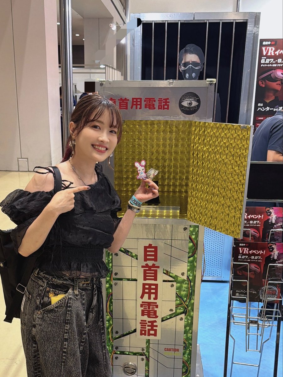 sirokurochannel's tweet photo. フジクリエイティブコーポレーション(FCC)さんのブースで、ギャルうさぎのもちこちゃんのヘアピンもろた🐰🤟🏻︎💕︎︎

こちらの自主用電話、『逃走中』で実際に使われたヤツらしい！！！！👀
ダイバーシティで遊べるVR逃走中アトラクションの体験もできるらしい、めっちゃ怖そう！
#GG祭2026 https://t.co/GGp5RfmxxB