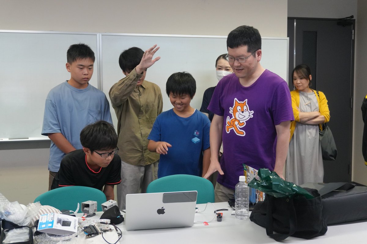 CoderDojoSaijo's tweet photo. 第6回 #CoderDojo 西条 を開催しました！今日はスペシャルゲストとして @youtoy さんが来てくださいました！ありがとうございました！AI, メタバース, micro:bit, Android アプリ開発などなど、多様なDojoになってきました。次回は9月13日（日）10:00-12:00です。お待ちしております！ https://t.co/E9NmgrCokO
