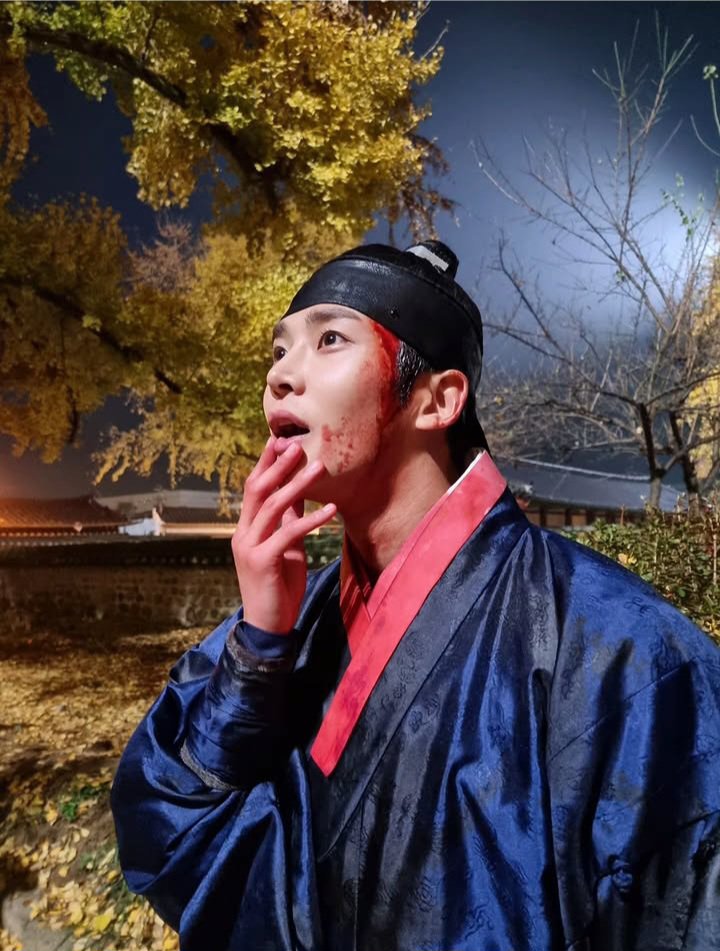 crisinha82's tweet photo. OBRIGADA @rowoon_cine POR TER NOS MOSTRADO ESSAS FOTOS DE JI-WOON NA BATALHA FINAL, ANTES DELE PODER SER FELIZ COM DAMI👏💞 AMO ESSE DRAMA, FOI ATRAVÉS DE THE KING'S AFFECTION QUE CONHECI ESSA PESSOA EXTRAORDINÁRIA QUE E KIM SEOK WOO 😍✨
#rowoon #thekingaffection #roming https://t.co/Pop7jyHbue
