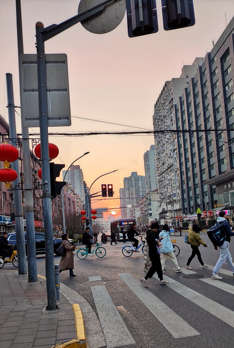 FloraWinifquqe's tweet photo. Just a chill street corner find when wandering around the city. Small moments hit different. https://t.co/qNpNelfnWG