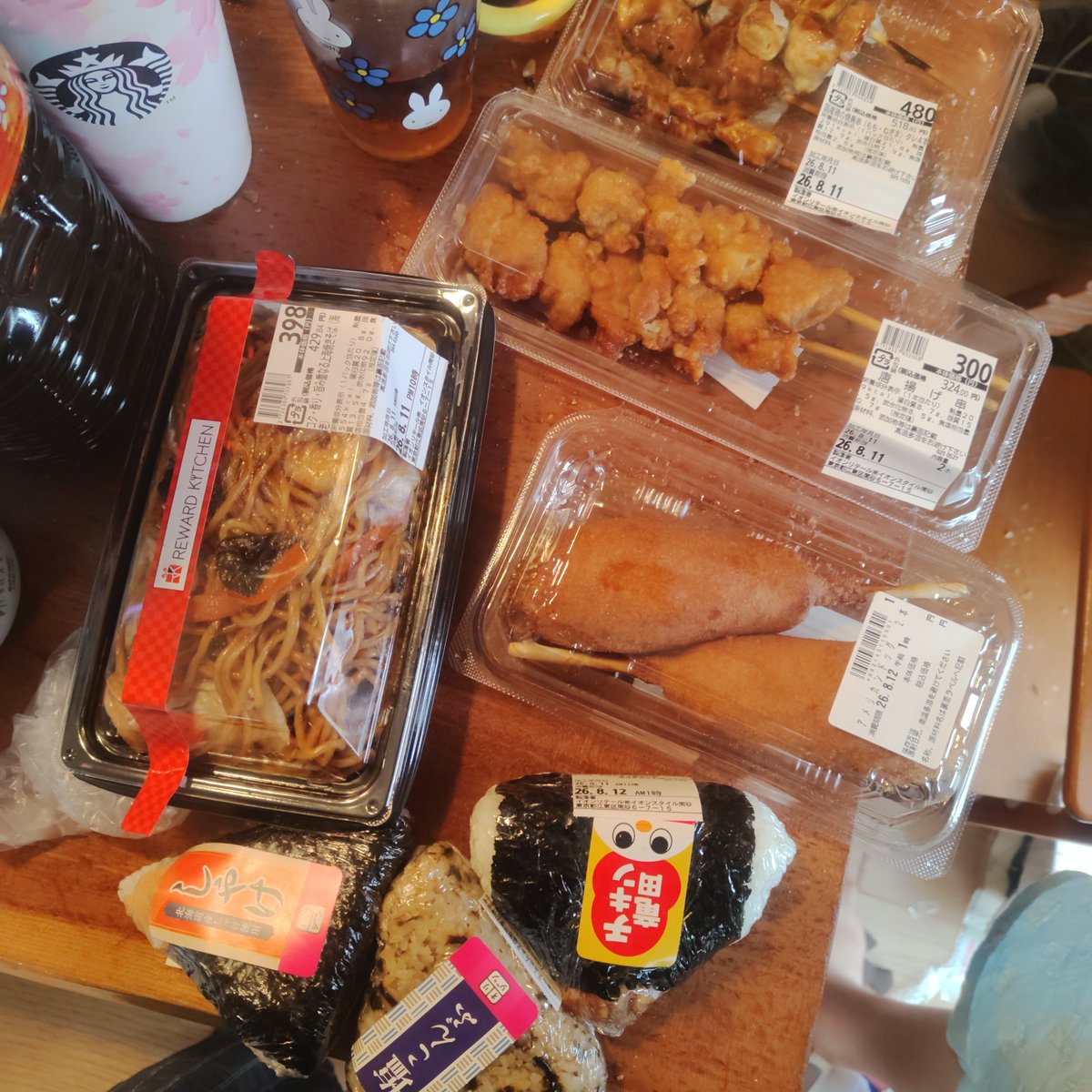 masakispapa's tweet photo. 本日は地域の花火大会🎆
屋台的ジャンクフードで腹ごしらえして気分を上げようと思いましたが、
台風接近で中止となりました。
のんびりゴロゴロ過ごします。 https://t.co/mlBsdzIV7s