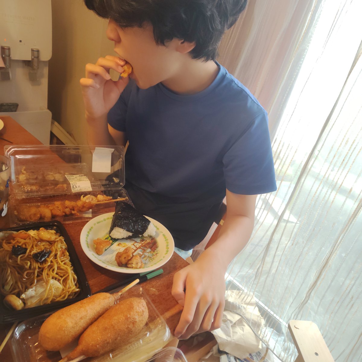 masakispapa's tweet photo. 本日は地域の花火大会🎆
屋台的ジャンクフードで腹ごしらえして気分を上げようと思いましたが、
台風接近で中止となりました。
のんびりゴロゴロ過ごします。 https://t.co/mlBsdzIV7s