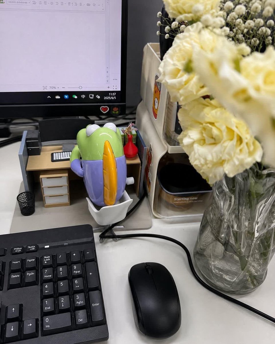 nornavern's tweet photo. Coworker: “Kenapa ada ikan di atas meja?”
Aku: “Dia staff baru.”
Coworker: “Position?”
Aku: “Emotional support.” 😭￼ https://t.co/h6b2Avaejs