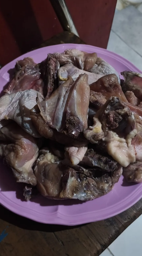 txtharihariWNI's tweet photo. Guys, mau nanya, ini ayam masih aman nggak ya? 😭

Gue beli ayam online, pas datang kondisinya masih setengah beku. Tapi begitu dibuka, warnanya kecoklatan, terus agak bau. Air di dalam plastiknya juga ikut kecoklatan

Udah gue komplain ke penjual, jawabannya cuma, “Aman kak.”

Tapi gue masih ragu 😭 Yang ngerti soal ayam, ini kenapa ya? LMK!