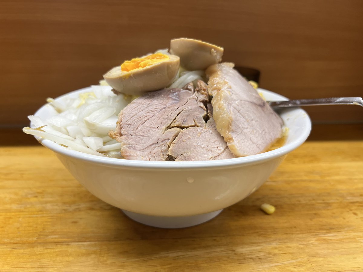 dalsegnojp's tweet photo. ラーメン二郎 立川店
ラーメン900円
味噌変更 コーン玉ねぎ付き250円
味付煮玉子100円
ニンニク

特別営業の立川へ
味噌スープは甘味とピリ辛が同居する癖になりそうな味わい（旨い😋）
コーン＆玉ねぎもベストマッチ👍
超〜美味しかったです！
ごちそうさまでした https://t.co/IuZM2BRdj9