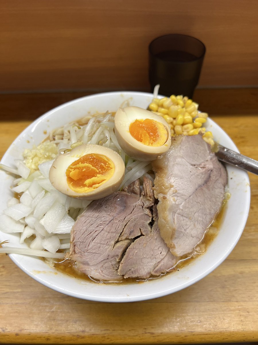dalsegnojp's tweet photo. ラーメン二郎 立川店
ラーメン900円
味噌変更 コーン玉ねぎ付き250円
味付煮玉子100円
ニンニク

特別営業の立川へ
味噌スープは甘味とピリ辛が同居する癖になりそうな味わい（旨い😋）
コーン＆玉ねぎもベストマッチ👍
超〜美味しかったです！
ごちそうさまでした https://t.co/IuZM2BRdj9