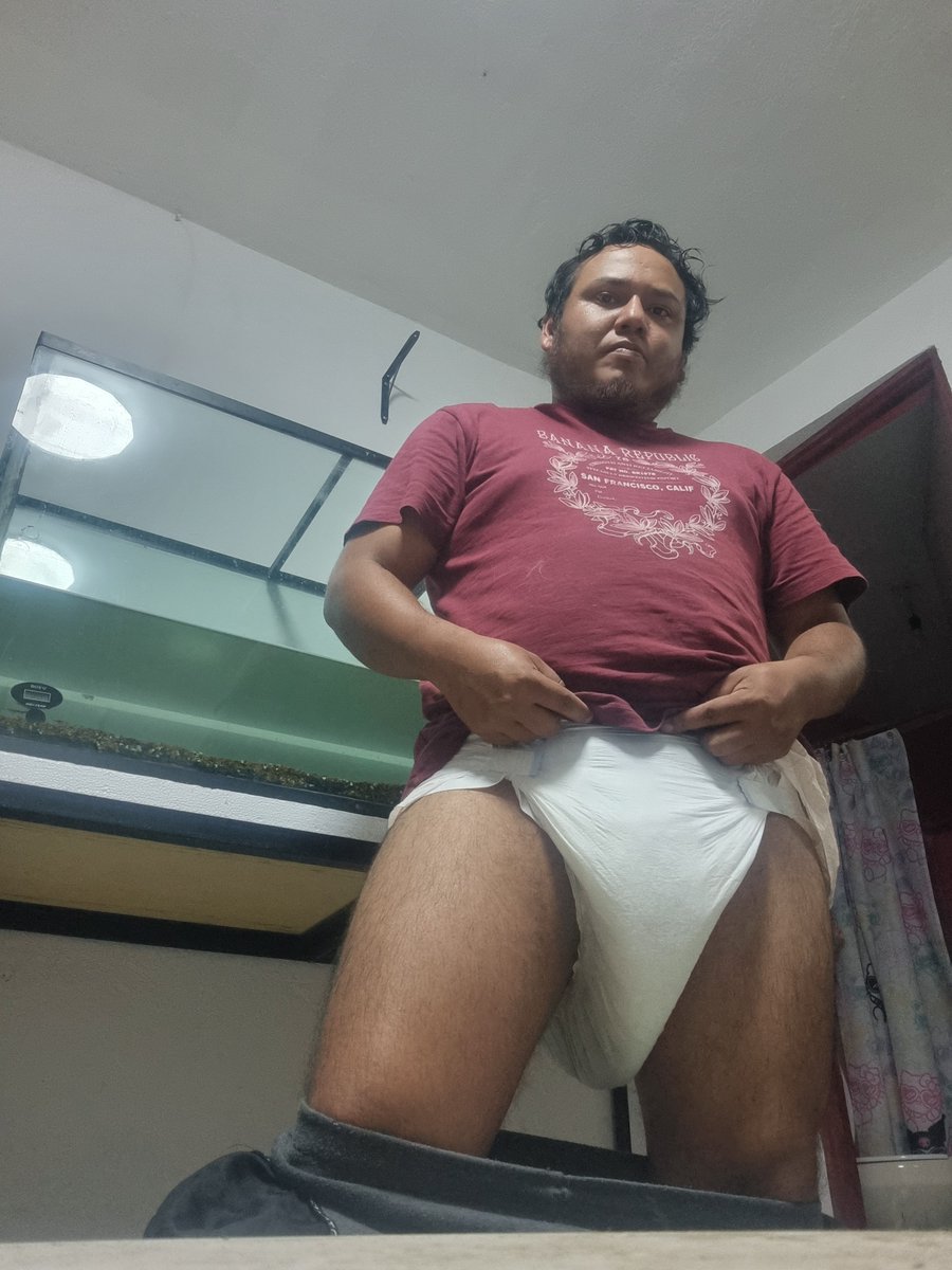 Davediapers19's tweet photo. Un pañal guerrero aguanto bien, casi al borde del escurrimiento pero lo logro 
Es tiempo de un baño y un pañal limpio para dormir 

#diaperboy #diapered #diapered247 #diaperboys #abdlboy https://t.co/nWQmf7MUgI