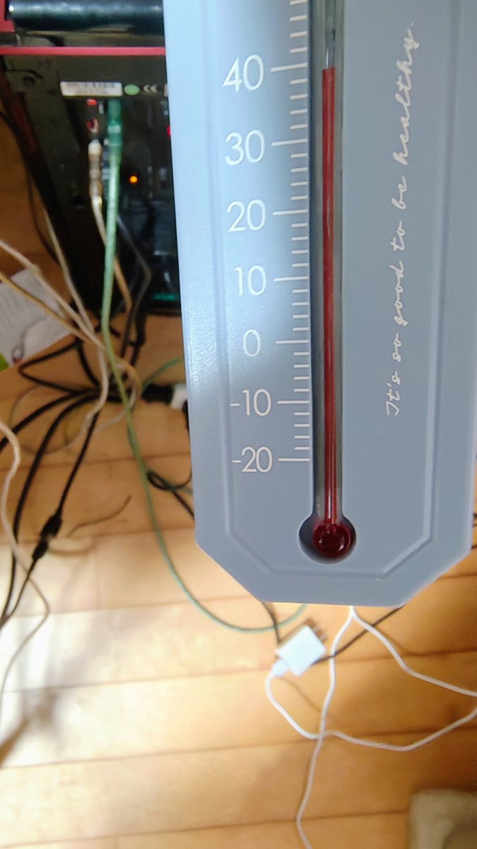yas401229's tweet photo. 動画編集中。
室内温度27度、PCの排気40度😅。 https://t.co/ka9ro7hZI3