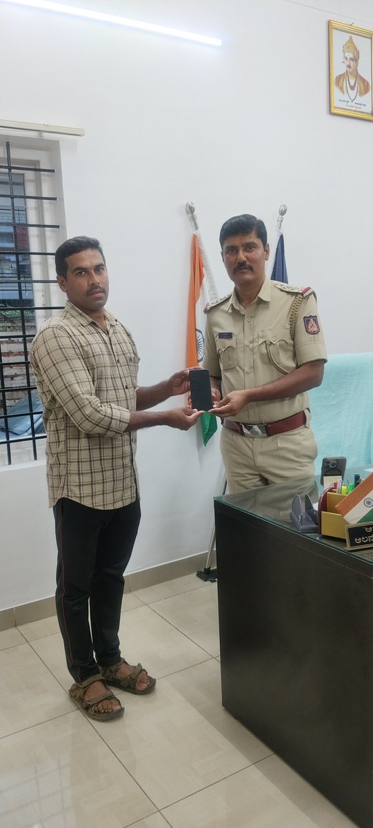 AlanahalliPS's tweet photo. ದೂರುದಾರ ಕಳೆದುಕೊಂಡಿದ್ದ ಮೊಬೈಲ್ ಫೋನ್ ಅನ್ನು CEIR ಪೋರ್ಟಲ್ ಮೂಲಕ ಪತ್ತೆ ಮಾಡಿ ವಾರಸುದಾರರಿಗೆ ಹಿಂತಿರುಗಿಸಲಾಗಿರುತ್ತದೆ. ಮೊಬೈಲ್ ಫೋನ್ ಕಳೆದುಕೊಂಡರೆ ಕೂಡಲೇ   KSP APP  E- lost Report ನಲ್ಲಿ  ನೊಂದಾಯಿಸಿ, ಬದಲಿ‌ SIM ಪಡೆದು ನಂತರ CEIR ಪೋರ್ಟಲ್ ನಲ್ಲಿ Block Stolen/Lost Mobile ಆಯ್ಕೆ ಮಾಡಿ ನಮೂದಿಸುವುದು.@CPMysuru https://t.co/ZB9vLQAmkV