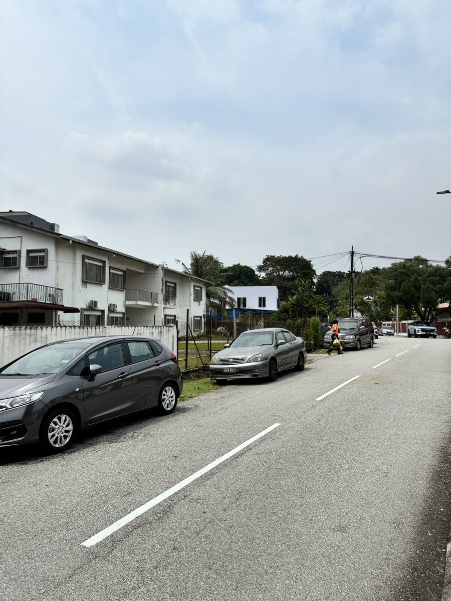 Boardingxx's tweet photo. あちこちに車停めてある為倣って車停めやすい、反面どこに停めたか忘れる https://t.co/hZTAowyfng