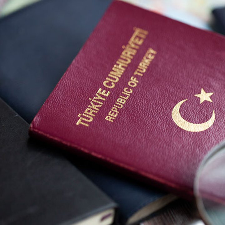 onedio's tweet photo. SON DAKİKA | İstanbul merkezli soruşturmada, vize randevularını botlarla topladığı ve vatandaşlardan yüksek ücret aldığı öne sürülen yapılara yönelik 6 ilde 63 adrese operasyon düzenlendi, 49 şüpheli hakkında işlem başlatıldı. https://t.co/4HDx9heN9R