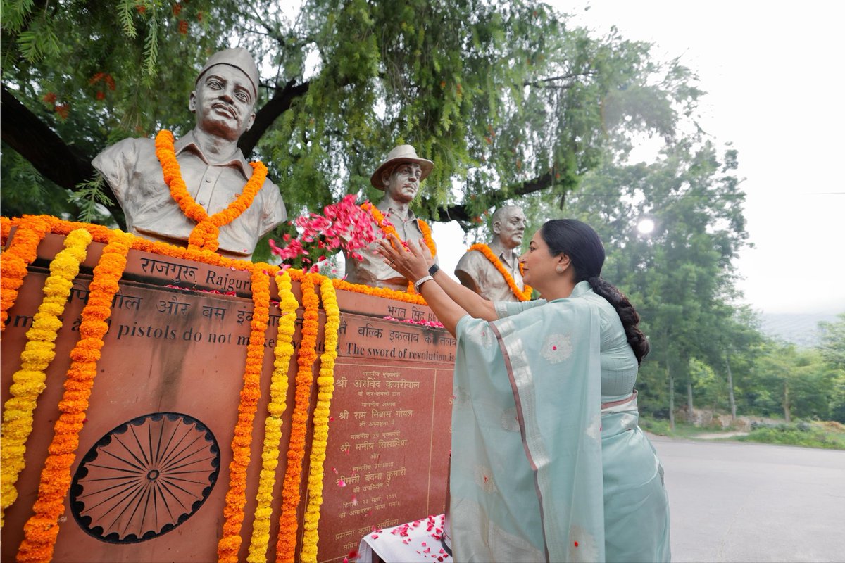 gupta_rekha's tweet photo. केसरिया हमारे शौर्य और त्याग का तेज है। श्वेत सत्य और शांति का संस्कार है।

हरा समृद्धि और जीवंतता का प्रतीक है।

और अशोक चक्र राष्ट्र की अनवरत गति और कर्तव्य का संकल्प।

आज दिल्ली विधानसभा परिसर में विधानसभा अध्यक्ष, ���ंत्रिमंडल के साथियों और विधायकगण के साथ तिरंगा यात्रा में राष्ट्रध्वज थामा तो हृदय भारत माता के गौरव और स्वाभिमान से भर उठा।

यह तिरंगा हमारी सभ्यता का गौरव, स्वतंत्रता सेनानियों के तप और बलिदान की स्मृति और 140 करोड़ भारतीयों की एकात्मता का प्रतीक है।

आप भी अपने घरों पर तिरंगा फहराइए। आइए, स्वतंत्रता के इस महोत्सव को ‘हर घर तिरंगा’ के संकल्प के साथ जन-जन का उत्सव बनाएं।

तिरंगे के साथ अपन��� सेल्फी इस वेबसाइट ��र अपलोड करें - https://t.co/llqVBEHTdQ

भारत माता की जय!
वंदे मातरम्!

#HarGharTiranga 
#HGT2026