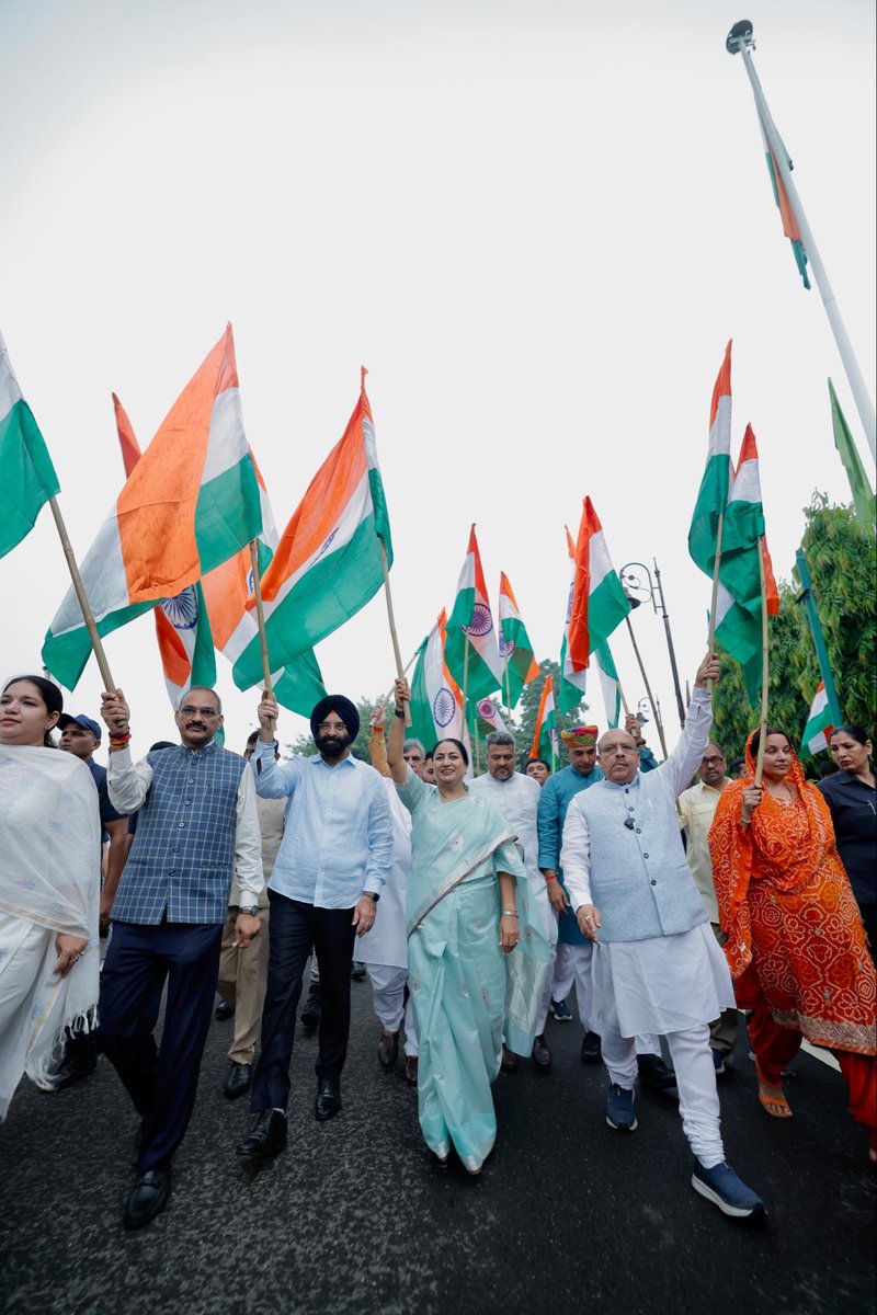 gupta_rekha's tweet photo. केसरिया हमारे शौर्य और त्याग का तेज है। श्वेत सत्य और शांति का संस्कार है।

हरा समृद्धि और जीवंतता का प्रतीक है।

और अशोक चक्र राष्ट्र की अनवरत गति और कर्तव्य का संकल्प।

आज दिल्ली विधानसभा परिसर में विधानसभा अध्यक्ष, ���ंत्रिमंडल के साथियों और विधायकगण के साथ तिरंगा यात्रा में राष्ट्रध्वज थामा तो हृदय भारत माता के गौरव और स्वाभिमान से भर उठा।

यह तिरंगा हमारी सभ्यता का गौरव, स्वतंत्रता सेनानियों के तप और बलिदान की स्मृति और 140 करोड़ भारतीयों की एकात्मता का प्रतीक है।

आप भी अपने घरों पर तिरंगा फहराइए। आइए, स्वतंत्रता के इस महोत्सव को ‘हर घर तिरंगा’ के संकल्प के साथ जन-जन का उत्सव बनाएं।

तिरंगे के साथ अपन��� सेल्फी इस वेबसाइट ��र अपलोड करें - https://t.co/llqVBEHTdQ

भारत माता की जय!
वंदे मातरम्!

#HarGharTiranga 
#HGT2026