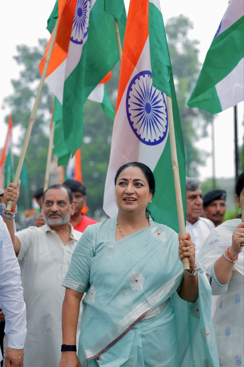 gupta_rekha's tweet photo. केसरिया हमारे शौर्य और त्याग का तेज है। श्वेत सत्य और शांति का संस्कार है।

हरा समृद्धि और जीवंतता का प्रतीक है।

और अशोक चक्र राष्ट्र की अनवरत गति और कर्तव्य का संकल्प।

आज दिल्ली विधानसभा परिसर में विधानसभा अध्यक्ष, ���ंत्रिमंडल के साथियों और विधायकगण के साथ तिरंगा यात्रा में राष्ट्रध्वज थामा तो हृदय भारत माता के गौरव और स्वाभिमान से भर उठा।

यह तिरंगा हमारी सभ्यता का गौरव, स्वतंत्रता सेनानियों के तप और बलिदान की स्मृति और 140 करोड़ भारतीयों की एकात्मता का प्रतीक है।

आप भी अपने घरों पर तिरंगा फहराइए। आइए, स्वतंत्रता के इस महोत्सव को ‘हर घर तिरंगा’ के संकल्प के साथ जन-जन का उत्सव बनाएं।

तिरंगे के साथ अपन��� सेल्फी इस वेबसाइट ��र अपलोड करें - https://t.co/llqVBEHTdQ

भारत माता की जय!
वंदे मातरम्!

#HarGharTiranga 
#HGT2026