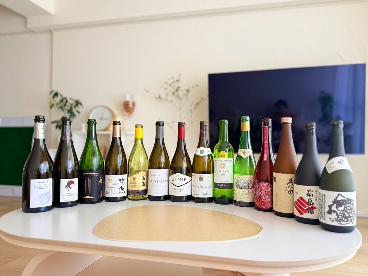 tanutomo's tweet photo. 🍷ワイン仲間とのワイン会

シャンパーニュからブルゴーニュ、日本ワイン、そして日本酒まで。
これだけ並ぶとなかなか壮観です✨

菊鹿 ナイト・ハーベスト小伏野 2022 Chardonnay🇯🇵

日本のシャルドネのクオリティの高さを改めて実感。
産地や造り手の個性を感じながら、みんなであれこれ語って飲む時間はやっぱり楽しい😊

ワインは一人でじっくり飲むのもいいけど、仲間と飲むとまた違った発見があります🍷

#ワイン #ワイン会 #ワイン好き #日本ワイン #菊鹿 #シャルドネ #ワインのある暮らし