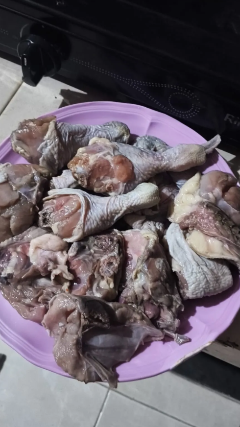 txtharihariWNI's tweet photo. Guys, mau nanya, ini ayam masih aman nggak ya? 😭

Gue beli ayam online, pas datang kondisinya masih setengah beku. Tapi begitu dibuka, warnanya kecoklatan, terus agak bau. Air di dalam plastiknya juga ikut kecoklatan

Udah gue komplain ke penjual, jawabannya cuma, “Aman kak.”

Tapi gue masih ragu 😭 Yang ngerti soal ayam, ini kenapa ya? LMK!