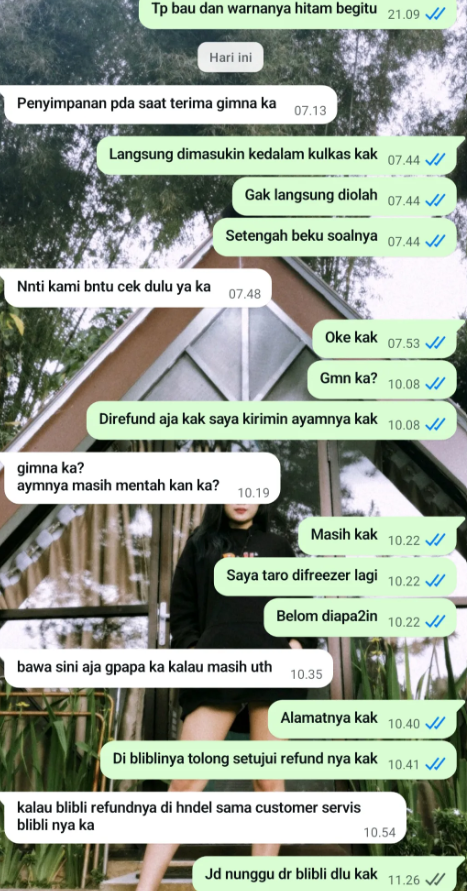 txtharihariWNI's tweet photo. Guys, mau nanya, ini ayam masih aman nggak ya? 😭

Gue beli ayam online, pas datang kondisinya masih setengah beku. Tapi begitu dibuka, warnanya kecoklatan, terus agak bau. Air di dalam plastiknya juga ikut kecoklatan

Udah gue komplain ke penjual, jawabannya cuma, “Aman kak.”

Tapi gue masih ragu 😭 Yang ngerti soal ayam, ini kenapa ya? LMK!