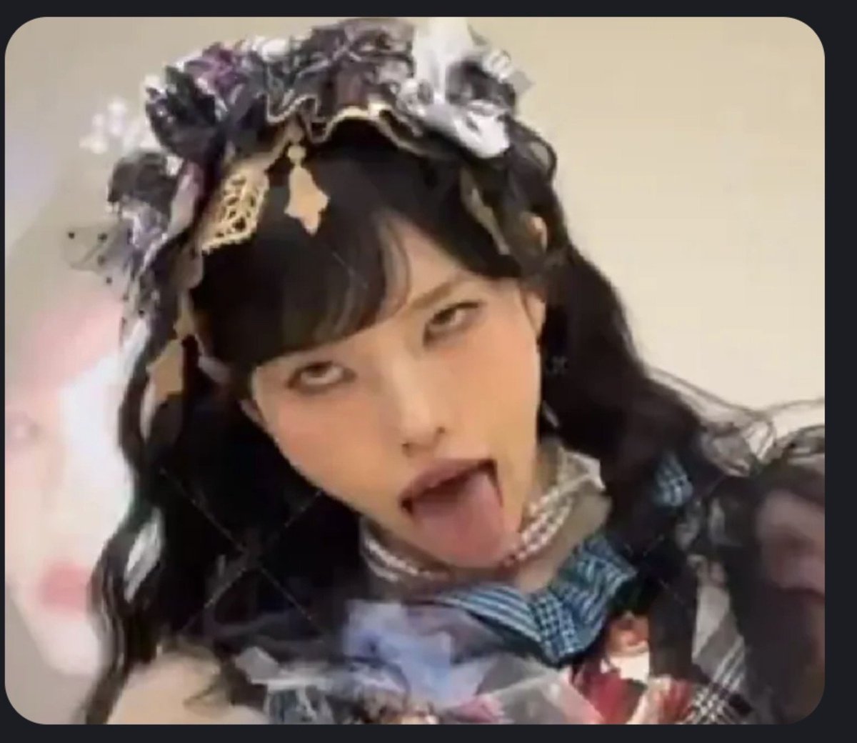 Hainezuzu's tweet photo. Okay sorry i keep this for me for the horror queen one but like as a new one was created , if you use /make sticker of miu when she do this face during kimibatsu,  you are wierd on all the creepy expression she make you choose this one to use 🤨..yeah no ...can’t be innocent https://t.co/yKIMTlMewX