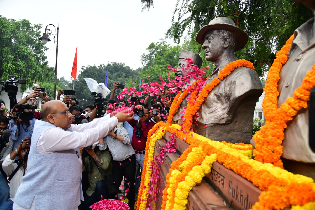 Gupta_vijender's tweet photo. तिरंगा भारत की आन, बान और शान है!

माननीय प्रधानमंत्री श्री @narendramodi जी के आह्वान पर #HarGharTiranga अभियान के अंतर्गत दिल��ली विधानसभा परिसर में आज भव्य तिरंगा यात्रा का आयोजन किया गया। हाथों में तिरंगा लेकर निकली इस यात्रा ने परिसर को देशभक्ति और राष्ट्रगौरव की भावना से भर दिया।

इस अव��र पर देश के महान राष्ट्रनायकों एवं विभूतियों की प्रतिमाओं पर पुष्पांजलि अर्पित कर उन्हें श्रद्धापूर्वक नमन किया। 

तिरंगा यात्रा में माननीय मुख्यमंत्री श्रीमती रेखा गुप्ता जी, माननीय मंत्रीगण एवं माननीय विधायकगणों ने उत्साहपूर्वक सहभागिता की।

@gupta_rekha 
@DelhiAssembly 
@p_sahibsingh 
@ashishsood_bjp 
@mssirsa
@bjpravinder16
@bishtmla
@abhayvermabjp