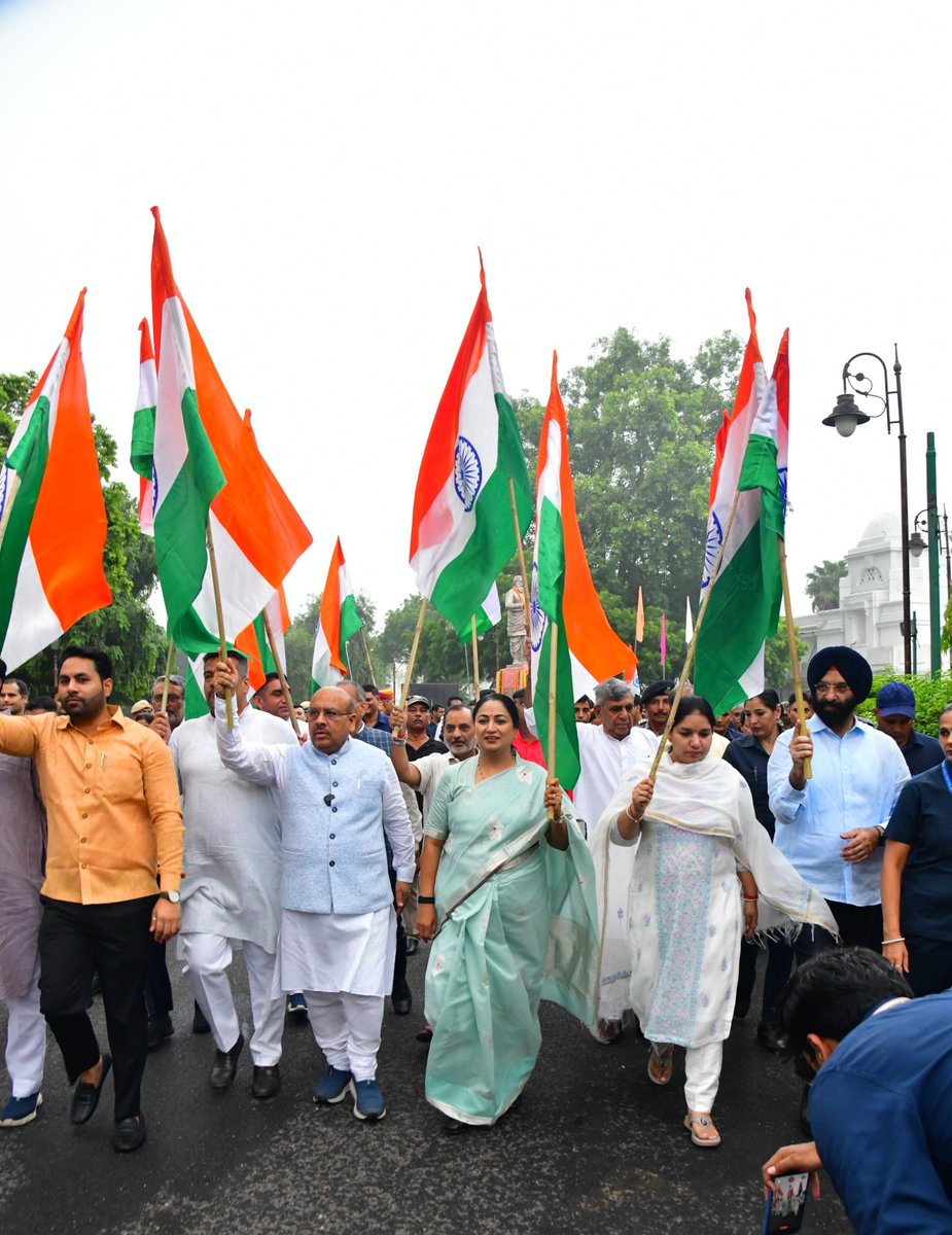 Gupta_vijender's tweet photo. तिरंगा भारत की आन, बान और शान है!

माननीय प्रधानमंत्री श्री @narendramodi जी के आह्वान पर #HarGharTiranga अभियान के अंतर्गत दिल��ली विधानसभा परिसर में आज भव्य तिरंगा यात्रा का आयोजन किया गया। हाथों में तिरंगा लेकर निकली इस यात्रा ने परिसर को देशभक्ति और राष्ट्रगौरव की भावना से भर दिया।

इस अव��र पर देश के महान राष्ट्रनायकों एवं विभूतियों की प्रतिमाओं पर पुष्पांजलि अर्पित कर उन्हें श्रद्धापूर्वक नमन किया। 

तिरंगा यात्रा में माननीय मुख्यमंत्री श्रीमती रेखा गुप्ता जी, माननीय मंत्रीगण एवं माननीय विधायकगणों ने उत्साहपूर्वक सहभागिता की।

@gupta_rekha 
@DelhiAssembly 
@p_sahibsingh 
@ashishsood_bjp 
@mssirsa
@bjpravinder16
@bishtmla
@abhayvermabjp