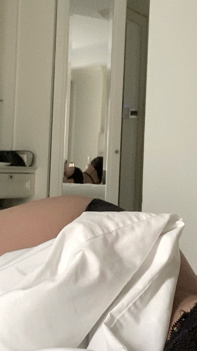 blunttteddd's tweet photo. Bored in bed and these loser better hurry and make me money 🤷‍♀️ https://t.co/PI0XxdAAKd