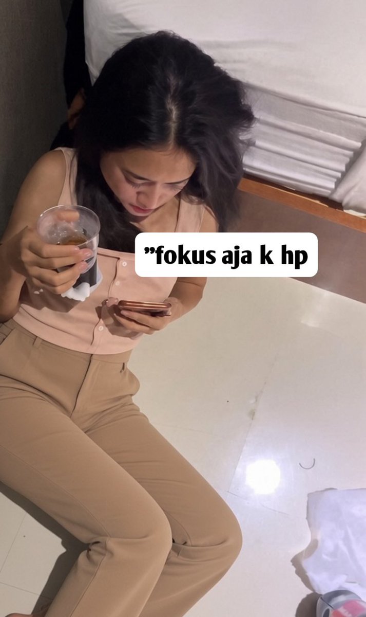 yunaghea's tweet photo. lagi fokus k hp
https://t.co/pHKNju6JaO https://t.co/wh31DTfyXq