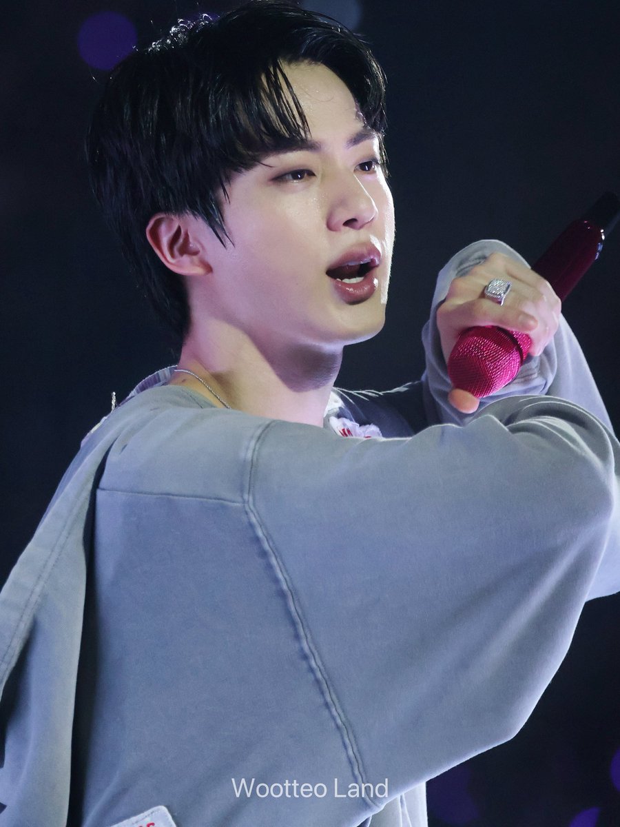WootteoLand's tweet photo. 260810 Preview
BOY IN LUV!!!!!

JIN CHARMS BANK STADIUM 
#JIN_IN_BALTIMORE_D1 #JIN_WORLDTOUR_ARIRANG_BALTIMORE
#방탄소년단진 #진 #JIN #BTS_JIN https://t.co/07JYqDjEit