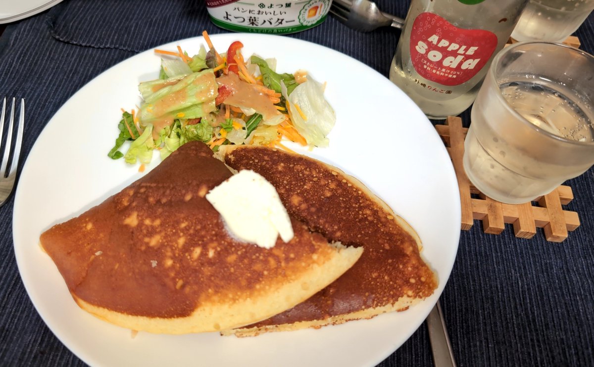 t_ayamiya's tweet photo. 昼によつ葉のパンケーキ焼いたけど、めちゃくちゃ美味しい✨️なんだこの魔法の粉！初心者の私でもちゃんとできたよ！バターももちろんよつ葉で☺️
「贔屓球団の選手のご実家（青森のりんご農家）のアップルソーダ」っていう、情報量の多いドリンクを添えて。 https://t.co/HcAPM8j54L