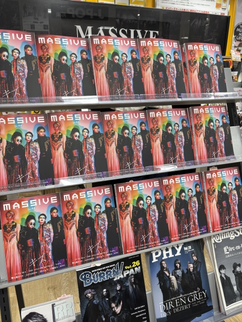 TOWER_Kinshicho's tweet photo. 【#MASSIVE】
#キズ 表紙
“MASSIVE Vol.44”
📖絶賛発売中📖
特典🎁ポストカード
🎁パネル展&プレゼント抽選券の配布は本日まで⚠
🔗https://t.co/C1ncpZgW5q
商品お取り置きはコチラ⇩
https://t.co/eNUClvwsCs
・店舗で取り置き⇒錦糸町パルコ店を選択✅ https://t.co/VNkCwXxMvX