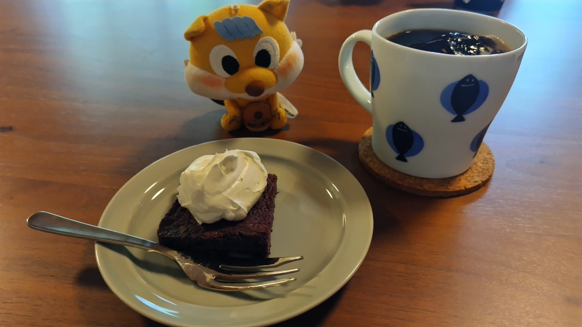 turbdottotto's tweet photo. ともだち、喫茶ネルヤさんのコーヒーとブラウニーだよ。

ブラウニーに釘付けだね。

#ぼくらはともだち https://t.co/nlUIXAReMi