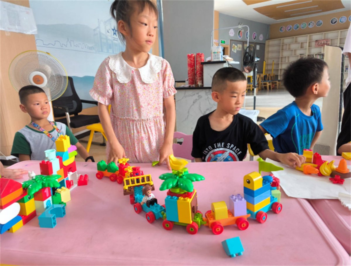 EvGor85's tweet photo. [Today’s little win: building block tower with my 5-year-old—he taught me the trick to stack it steady!  Parenting = learning together! #亲子互动 #MomLife]， https://t.co/WAX9yuUhY2