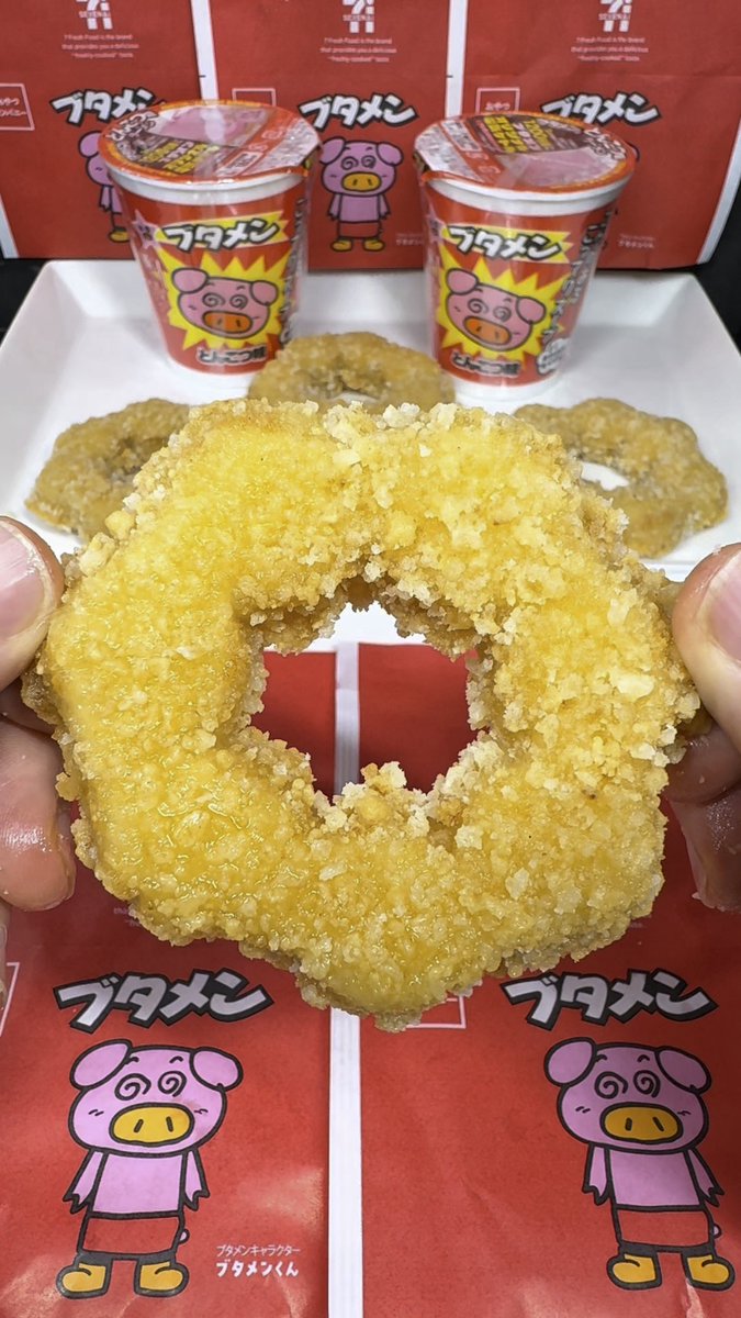 meshiterosweets's tweet photo. 8月11日セブンイレブン新発売のおかしなチキンブタメンとんこつ味は衣サクサクだけどムネ肉だから重くなくお菓子感覚で食べやすい😊✨5000個は余裕で食える（100点）
https://t.co/n6Gah8UF9E https://t.co/g1qeggMlw5