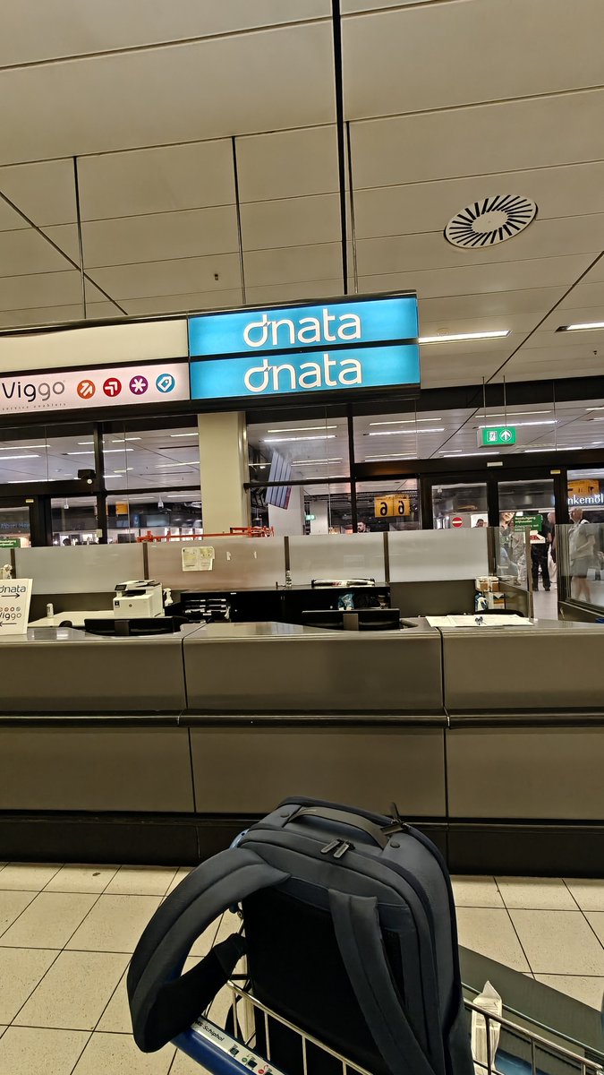 dssenthil's tweet photo. @omanair I already shared them yesterday by private message, also dnata desk was closed and nearby desk colleagues mentioned they left, so there was no one to file complaint at airport https://t.co/i2iZ6IkKwH
