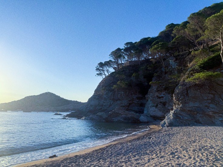 GENIUS9N's tweet photo. #JENNIE’s posts via MelOn. (2/10)

JENNIE: This is the scenery from when we filmed the ‘Less than a Lover’ music video! It was really beautiful.

JENNIE: We started filming the beach scene early in the morning, and the sunrise was so beautiful that I wanted to share it with you.

https://t.co/NlegvoF7G5