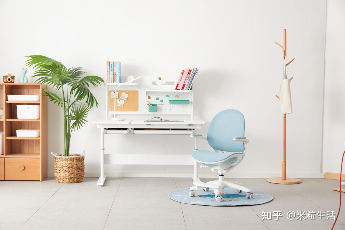 gg_grow's tweet photo. Tired of cluttered desks A tidy, ergonomic workspace boosts focus u0026 productivity! Small tweaks like cable organizers, a pop-up lamp, and a personal plant make all the difference. Save this for your next desk refresh! https://t.co/a6uJ7TFkEp