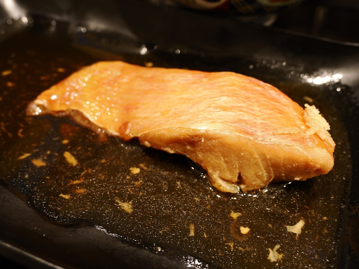 usawhiterabbit's tweet photo. 一昨日、吉野家で 『牛金目鯛の煮付け定食』を食べてました。
雷雨の前触れで客が少なかったので、急いで雑な調理をされるリスク低いだろうから牛タンにしようか…と思ったら終わってて、前に生焼けのホッケ出されたことあるけど、金目鯛なら大丈夫だろうと思ってね。
 #牛金目鯛の煮付け定食 #吉野家 https://t.co/tHje8wcNBv