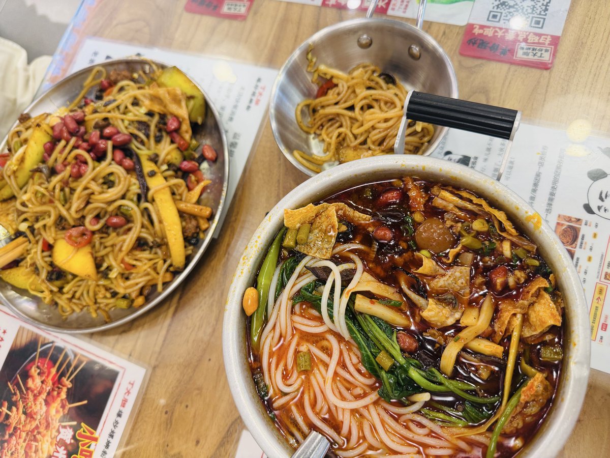 AnnTang_'s tweet photo. 我们家就我爱吃螺蛳粉，在家煮的话整个家都臭了，有点难为家人😅，约朋友一起在外面吃，好久没吃了，好好吃🥰，吃完回家就洗澡（我喜欢吃，但我不喜欢身上有味，吃完火锅也会立马回家洗澡😂） https://t.co/2lCOyNxgQR