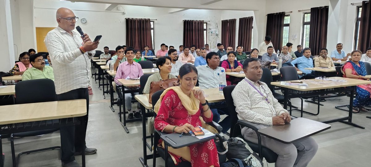 jcert_official's tweet photo. माध्यमिक एवं उच्चतर माध्यमिक (कक्षा 9-12) शिक्षकों के ऑफलाइन सतत पेशेवर विकास (CPD) हेतु 5-दिवसीय राज्य स्तरीय आवासीय मास्टर ट्रेनर्स प्रशिक्षण का आयोजन झारखण्ड  शैक्षिक अनुसंधान एवं प्रशिक्षण परिषद्, राँची में 08 से 12 अगस्त 2026 तक किया जा रहा है।
@prdjharkhand 
#CENTA #JEPC https://t.co/ELtAV1QoBd