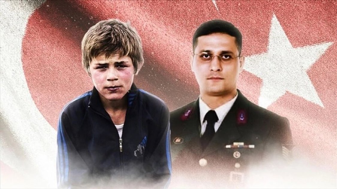 baransaidkir's tweet photo. 11 Ağustos 2017’de Maçka’da PKK’lı teröristler tarafından şehit edilen 15 yaşındaki Eren Bülbül’ü ve onu korumak için bedenini siper ederek şehadete yürüyen kahraman Astsubay Ferhat Gedik’i rahmet, saygı ve minnetle anıyorum.

Eren’i ve Ferhat Komutan’ı bizden koparan eli kanlı PKK’ya bugün af kapısı aralayanları, buna el kaldırıp onay verenleri en ağır şekilde kınıyorum. İçimdeki öfkeyi anlatmaya ne kelimeler yetiyor ne de kurabileceğim bir cümle… İnsan, Eren’in yüzüne bakıp Ferhat Komutan’ın fedakârlığını hatırlayınca bazı şeyleri kabullenemiyor.

Ne şehitlerimizi unuturuz, ne katillerini, ne de katillerine af isteyenleri!

İyi ki varsın Eren.
Minnettarız Ferhat Gedik.

#ErenBülbül #FerhatGedik