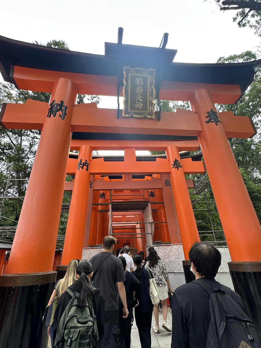 sobuki's tweet photo. 今日はこちらから
初伏見稲荷神社へ！
一番上まで登るか悩んで、途中の池から片道40分かかるとの看板を見て、パフォーマンスに影響しそうだったので断念。残念。 https://t.co/SChgzeVkyX