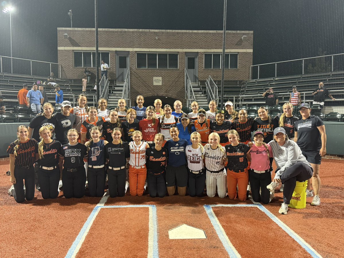 donuttt2's tweet photo. Great camp to close out @GirlsPower4Life weekend! 🩷

Thank you to Florida State, Northwestern, Penn State, and UCLA for spending time with us! 🥎 https://t.co/uTf0bOrrUv