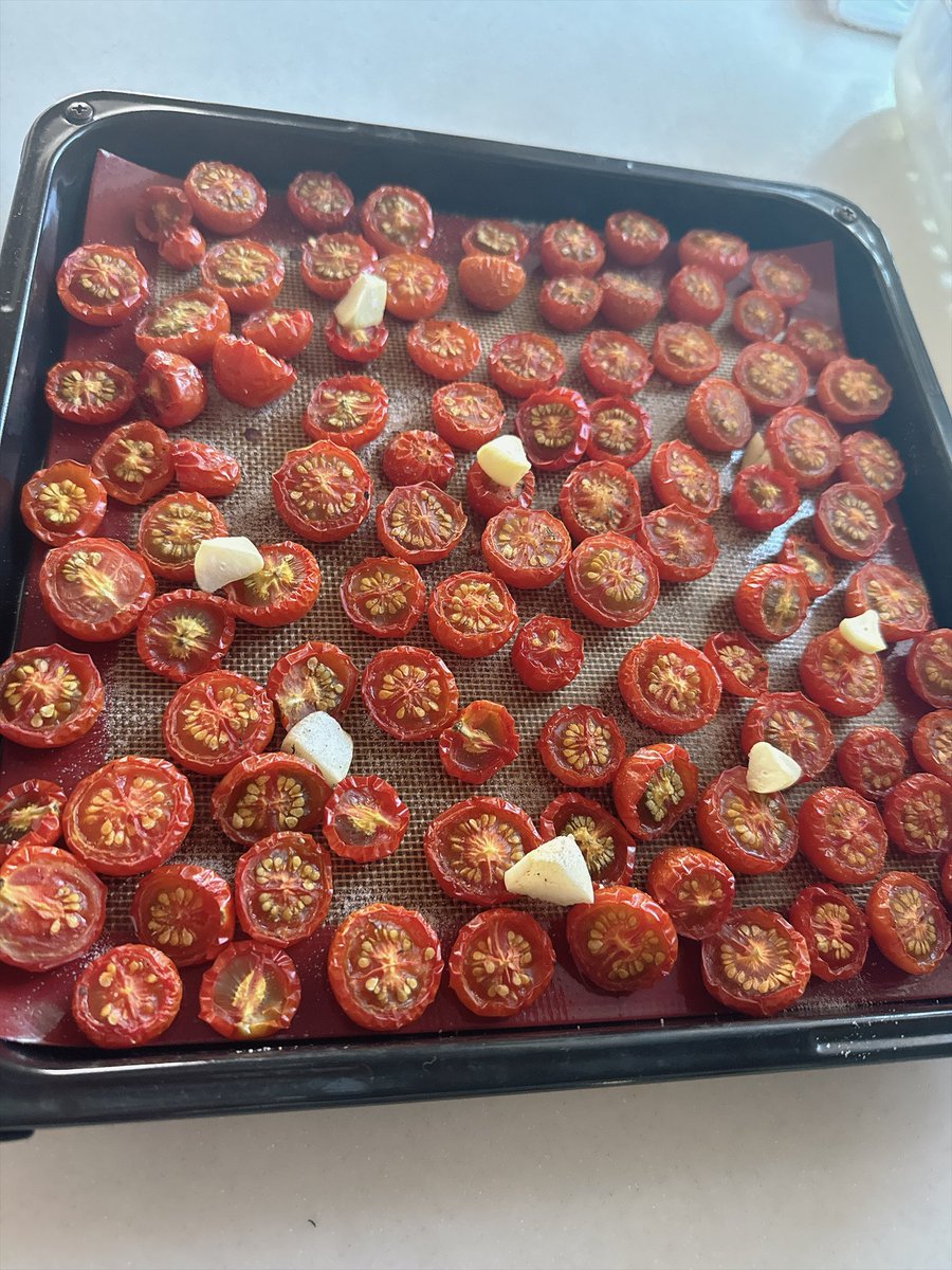 So___pho___ra's tweet photo. 畑で収穫🍅🍆🫑🥕
トマトが豊作なので
大好きなドライトマト♡ https://t.co/4X8AW16y4X