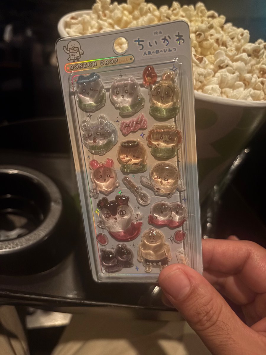 okihutomen's tweet photo. 全く興味ない息子の希望でちいかわ映画鑑賞。まったく興味ない親父、アンパンマンみたいなもんかと思ったらまったく違ってビックリw https://t.co/sZJv6wwwJJ