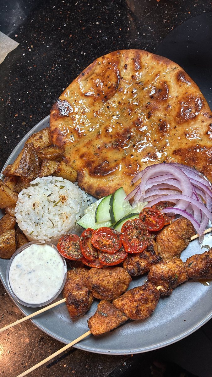 nofiltermuse's tweet photo. Mediterranean at home 

Greek Gyro Chicken Bowl w/ Cilantro lime rice , potatoes, cucumbers , roasted cherry tomatoes, red onions and Garlic Naan 🤌🏾
I made my own seasoning for my chicken , my own tzatziki sauce. https://t.co/mVXxVJQLxG