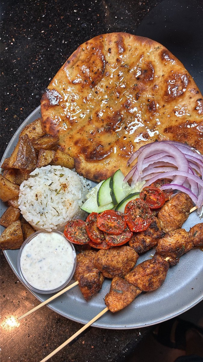 nofiltermuse's tweet photo. Mediterranean at home 

Greek Gyro Chicken Bowl w/ Cilantro lime rice , potatoes, cucumbers , roasted cherry tomatoes, red onions and Garlic Naan 🤌🏾
I made my own seasoning for my chicken , my own tzatziki sauce. https://t.co/mVXxVJQLxG
