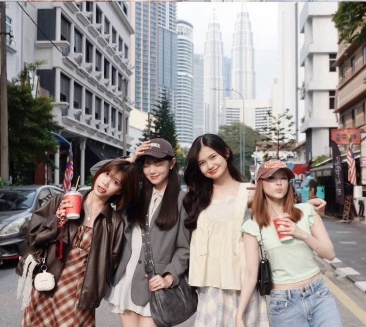gmusic95's tweet photo. Fix inimah mereka berdua sepanjang perjalanan ngomongin gue mulu… 😁 https://t.co/qhX9AmYH7D
