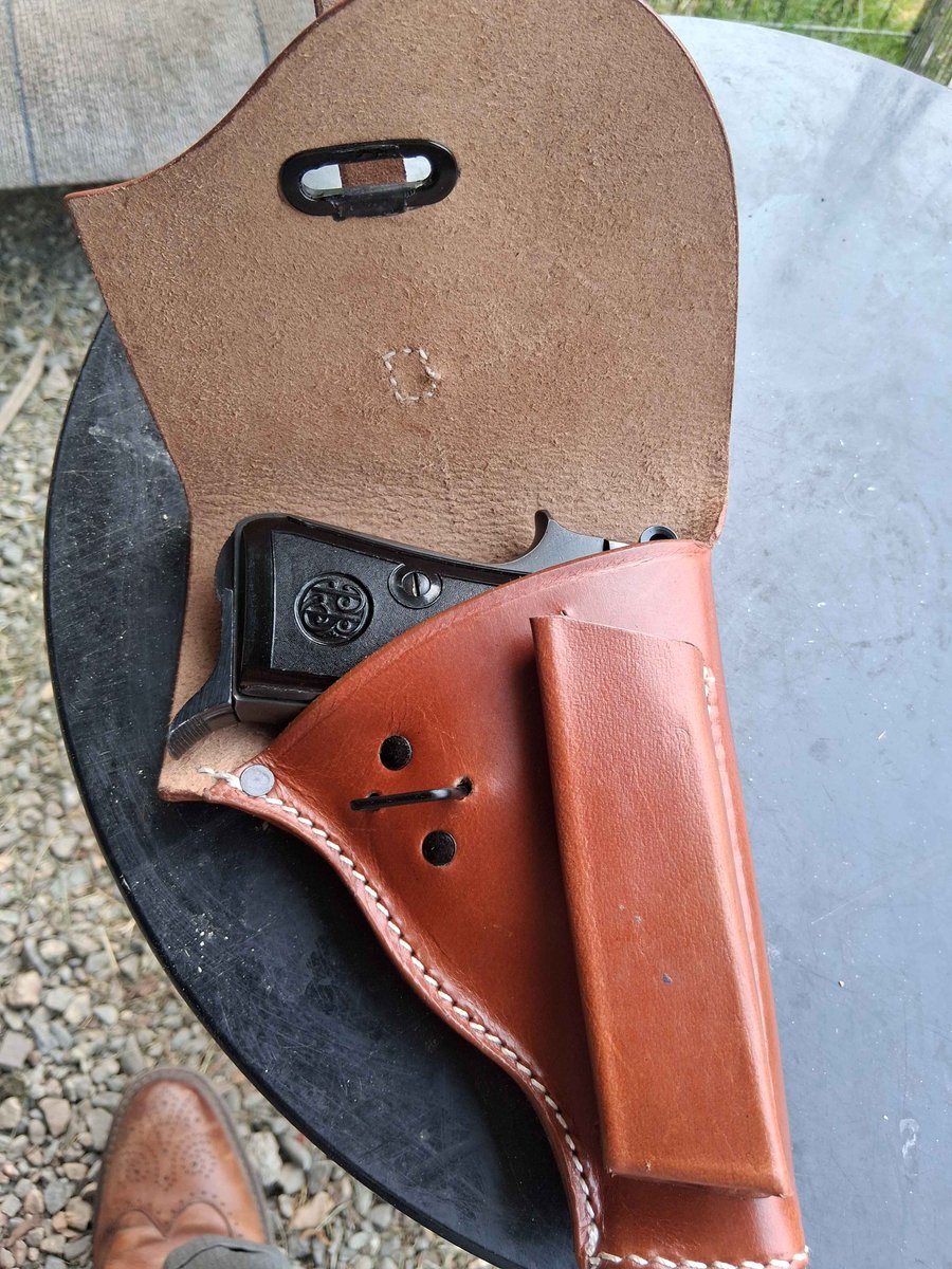 _possumboy's tweet photo. got a neat holster today https://t.co/5jR6kZnpNq